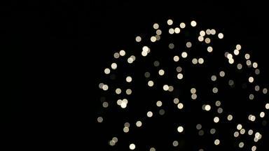 真正的烟花背景摘要模糊真正的金闪亮的烟花散景灯晚上天空发光的烟花显示一年的夏娃烟花庆祝活动